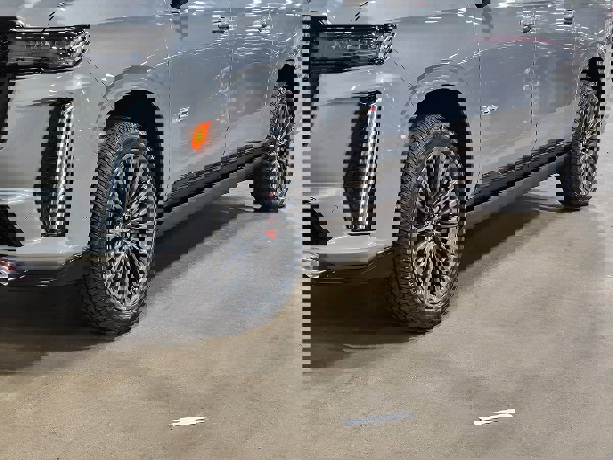 Used 2023 Cadillac Escalade ESV V image 17