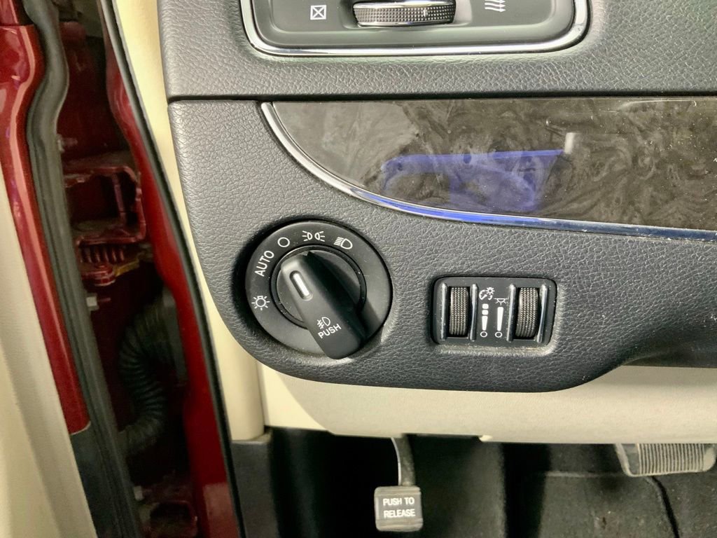 Used 2014 Chrysler Town & Country Touring FWD image 21