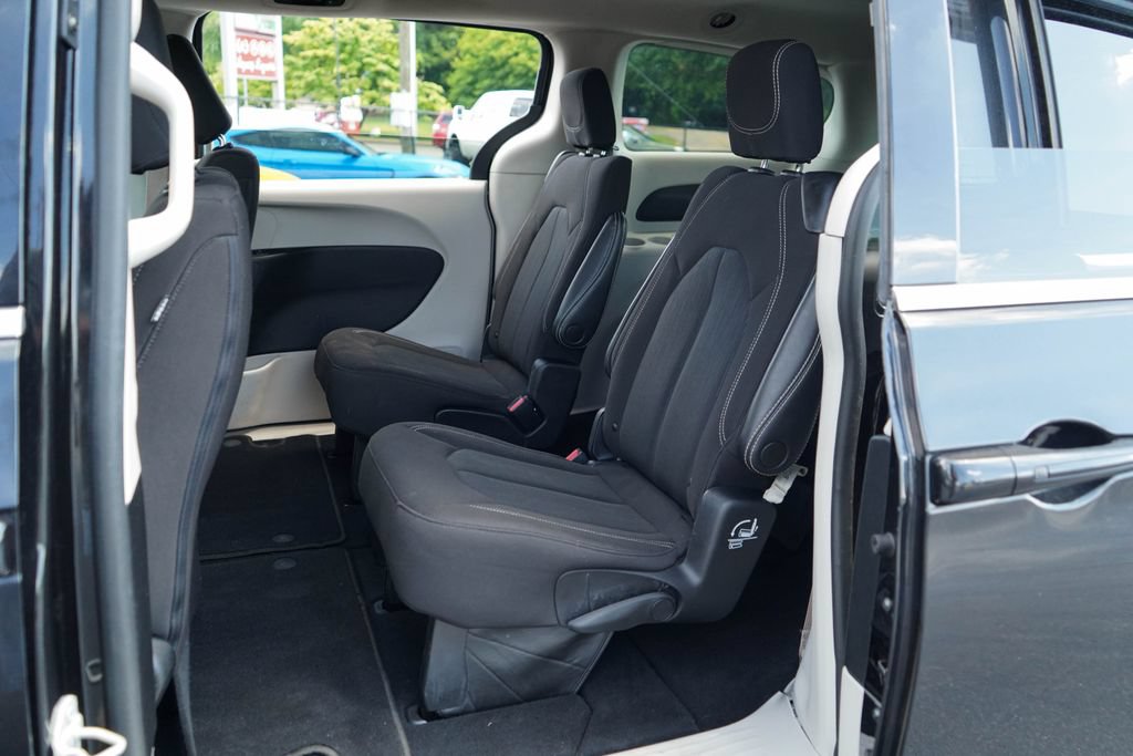 Used 2023 Chrysler Voyager LX FWD image 8