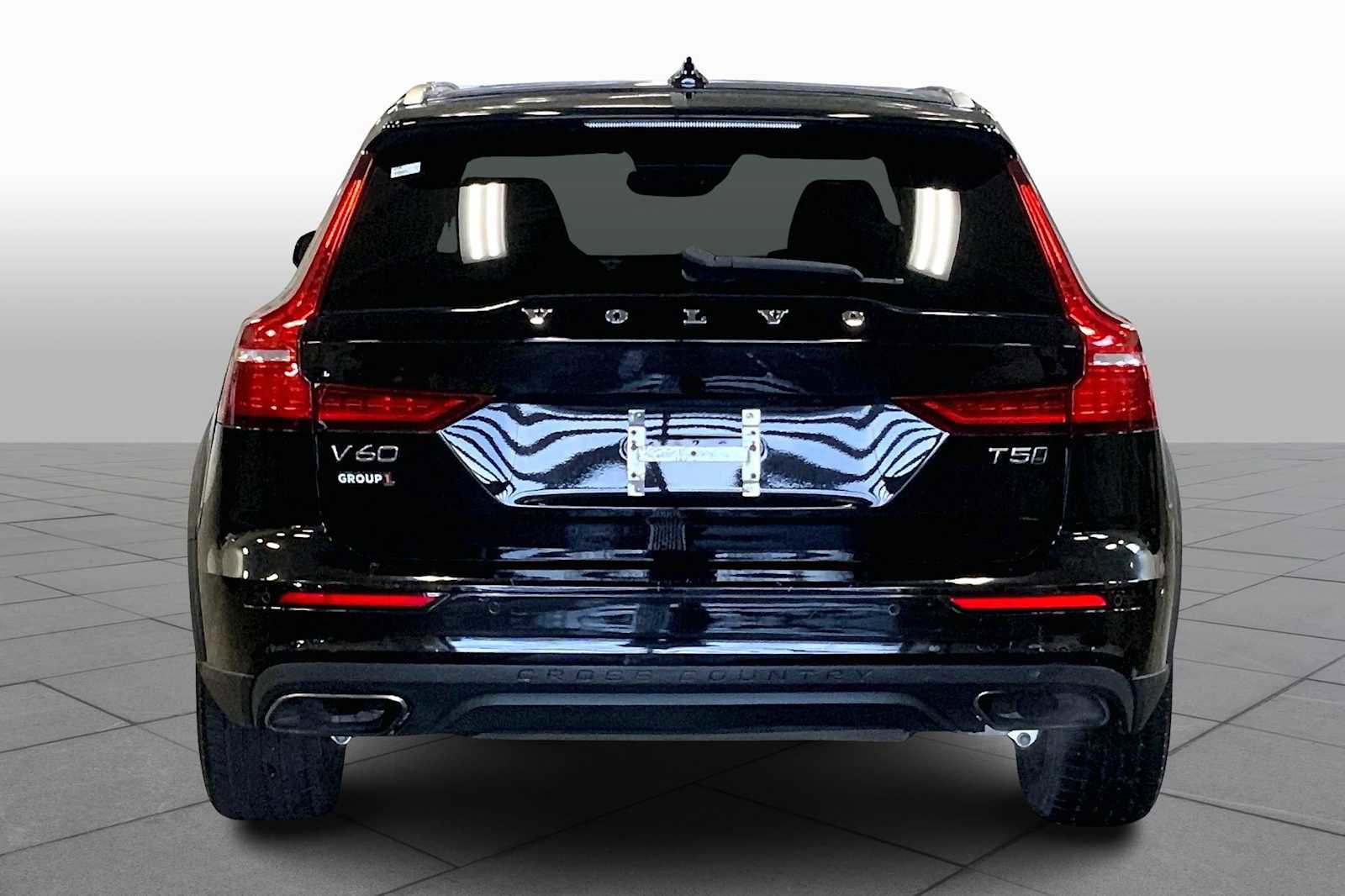 Used 2021 Volvo V60 T5 Cross Country image 5