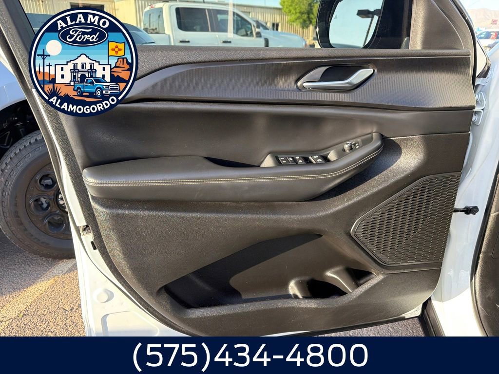 Used 2023 Jeep Grand Cherokee L Laredo image 10