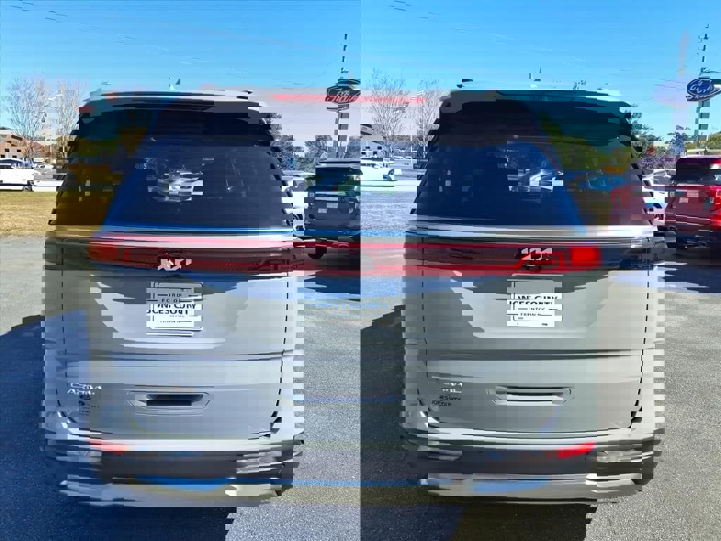 Used 2023 Kia Carnival SX Prestige image 3