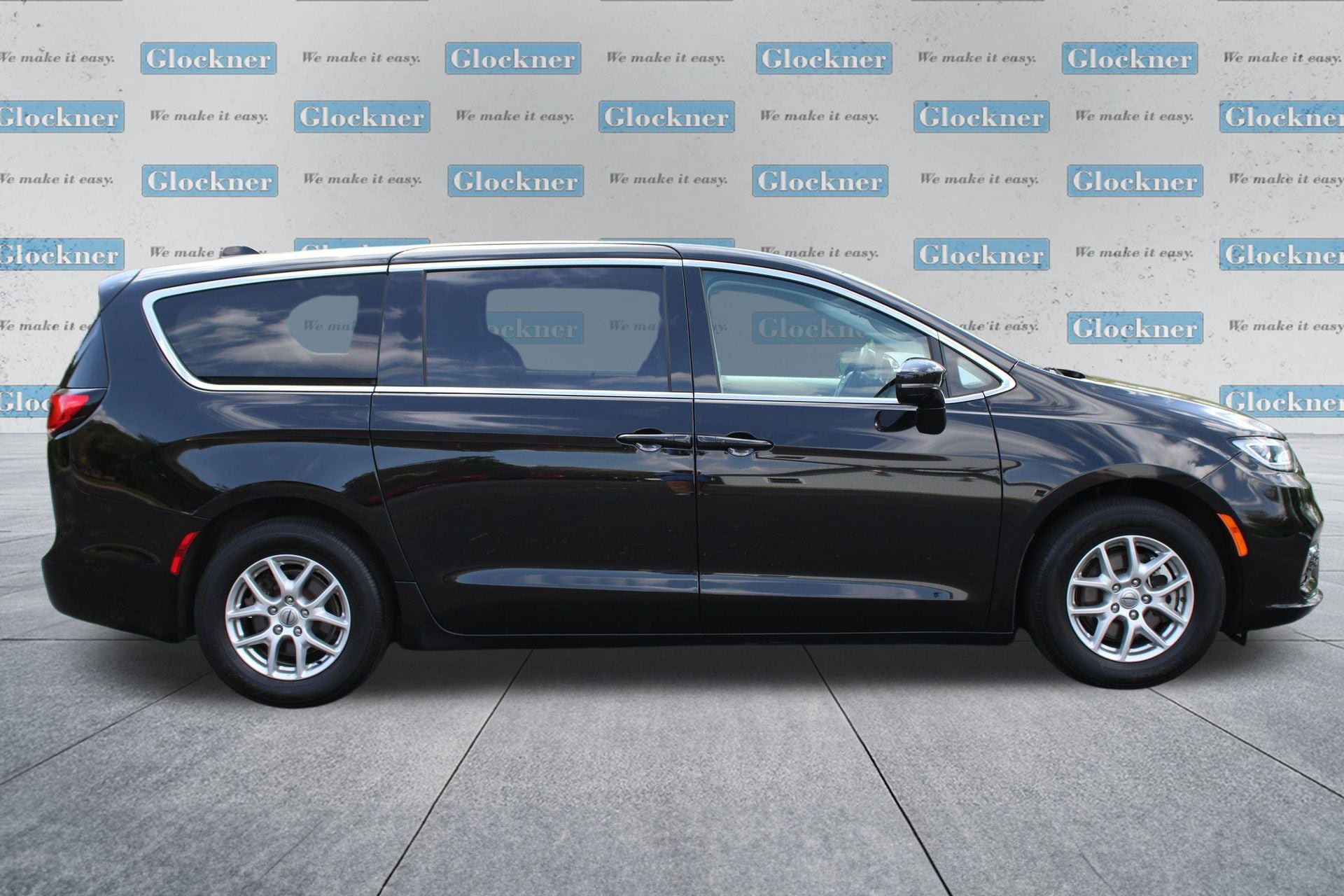 Used 2024 Chrysler Pacifica Touring-L image 4