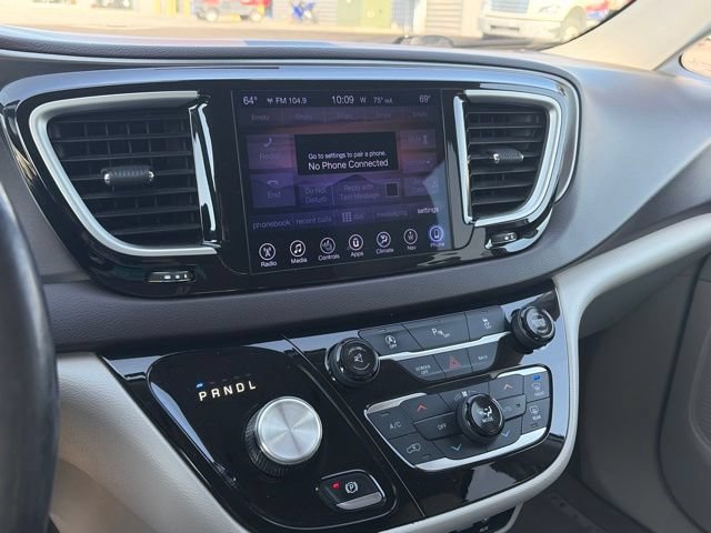 Used 2017 Chrysler Pacifica Touring-L w/ Tire & Wheel Group FWD image 23