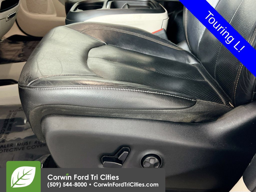 Used 2020 Chrysler Pacifica Touring-L FWD image 23
