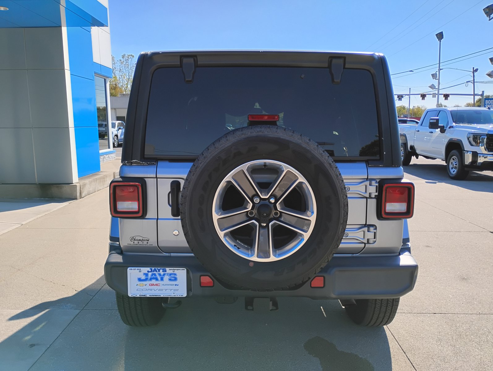 Used 2018 Jeep Wrangler Unlimited Sahara AWD/4WD image 9