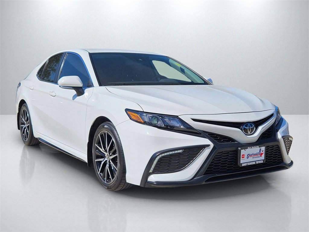 Used 2024 Toyota Camry SE image 3
