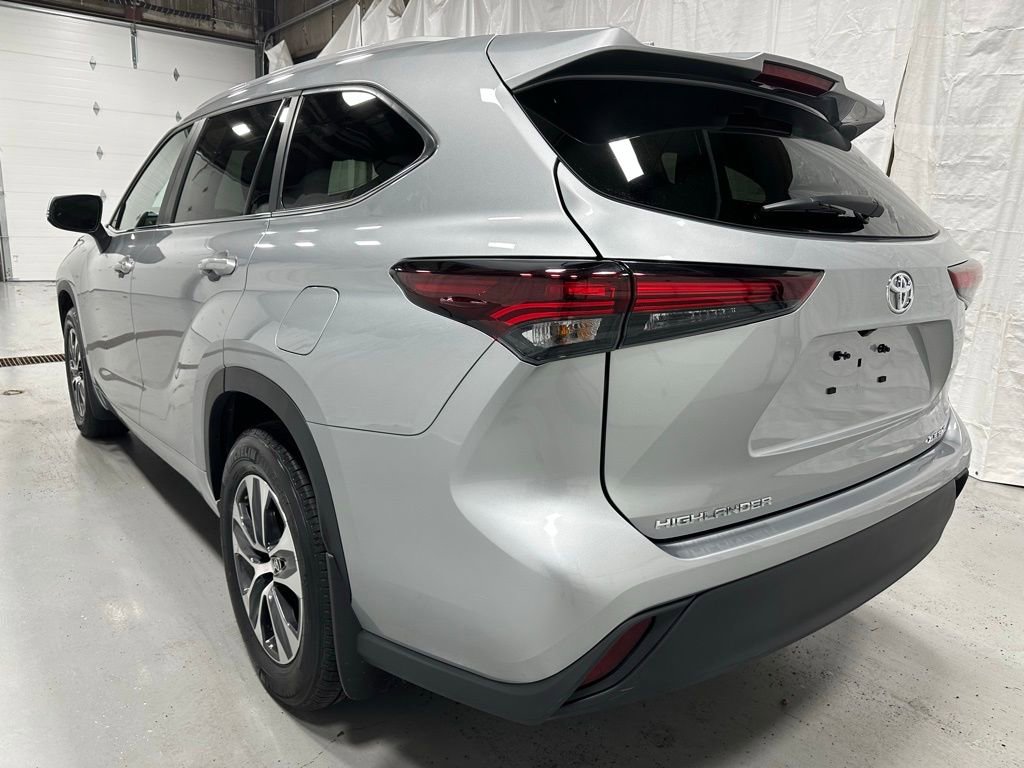Used 2025 Toyota Highlander XLE AWD/4WD image 5