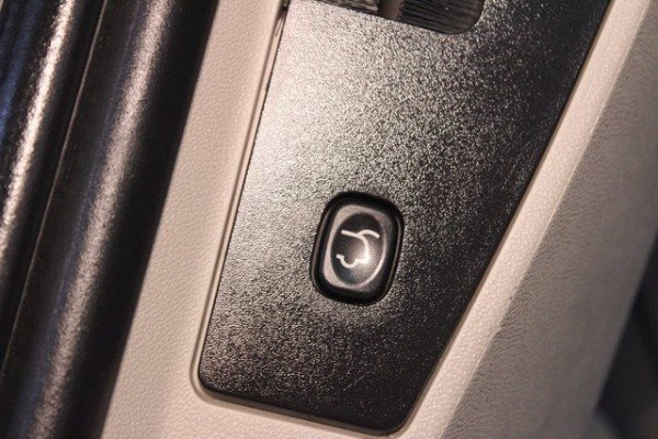 Used 2016 Chrysler Town & Country Touring image 17