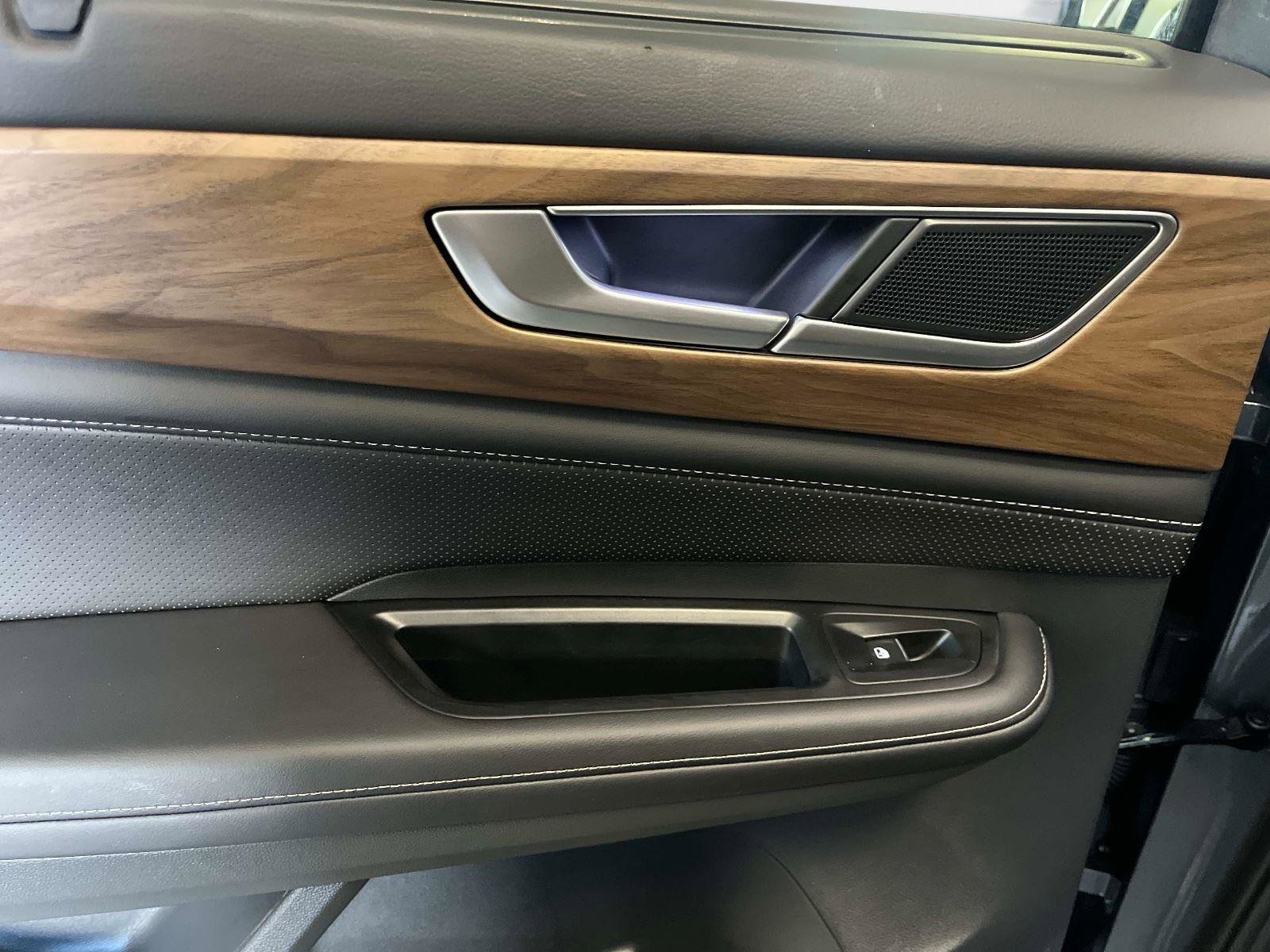 Certified 2025 Volkswagen Atlas SE image 12