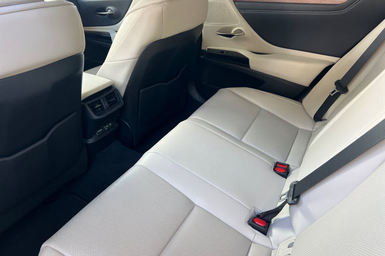 Used 2025 Lexus ES 300h w/ Premium Package FWD image 5