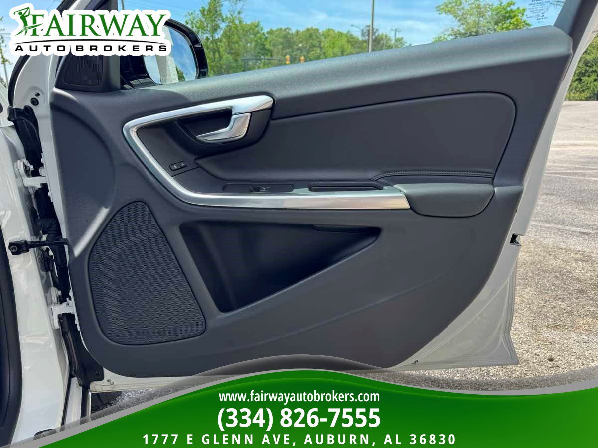 Used 2018 Volvo V60 T5 Cross Country image 29