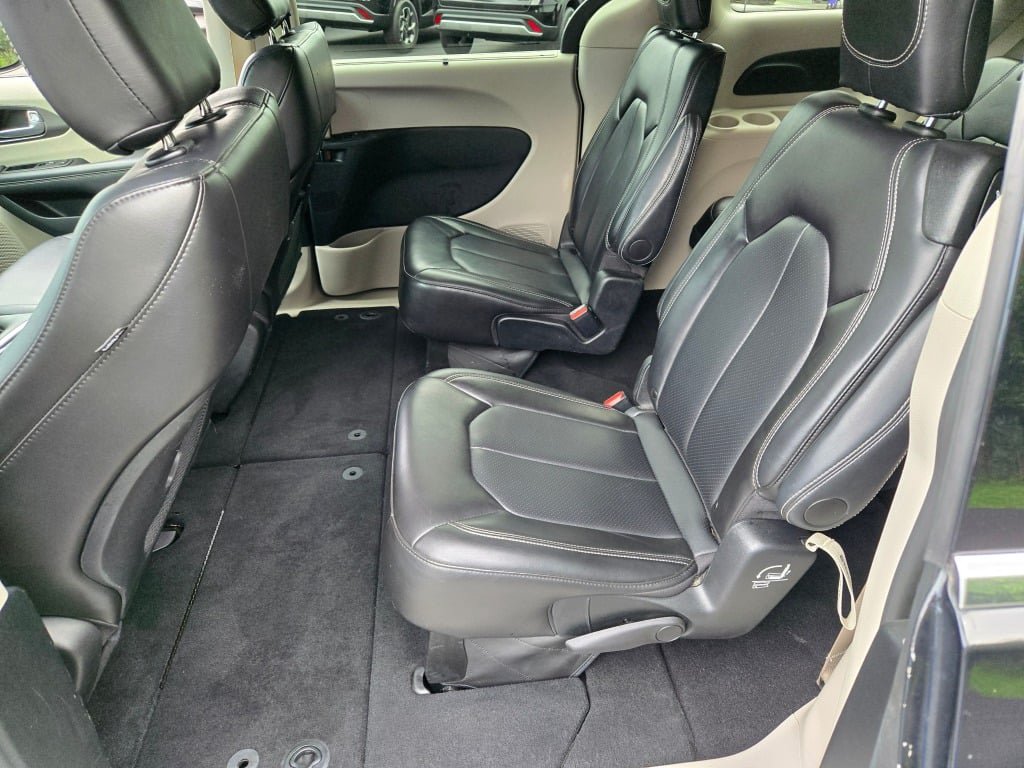 Used 2024 Chrysler Pacifica Touring-L FWD image 17
