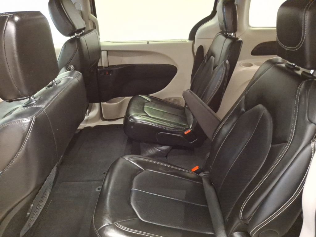 Used 2024 Chrysler Pacifica Touring-L image 15