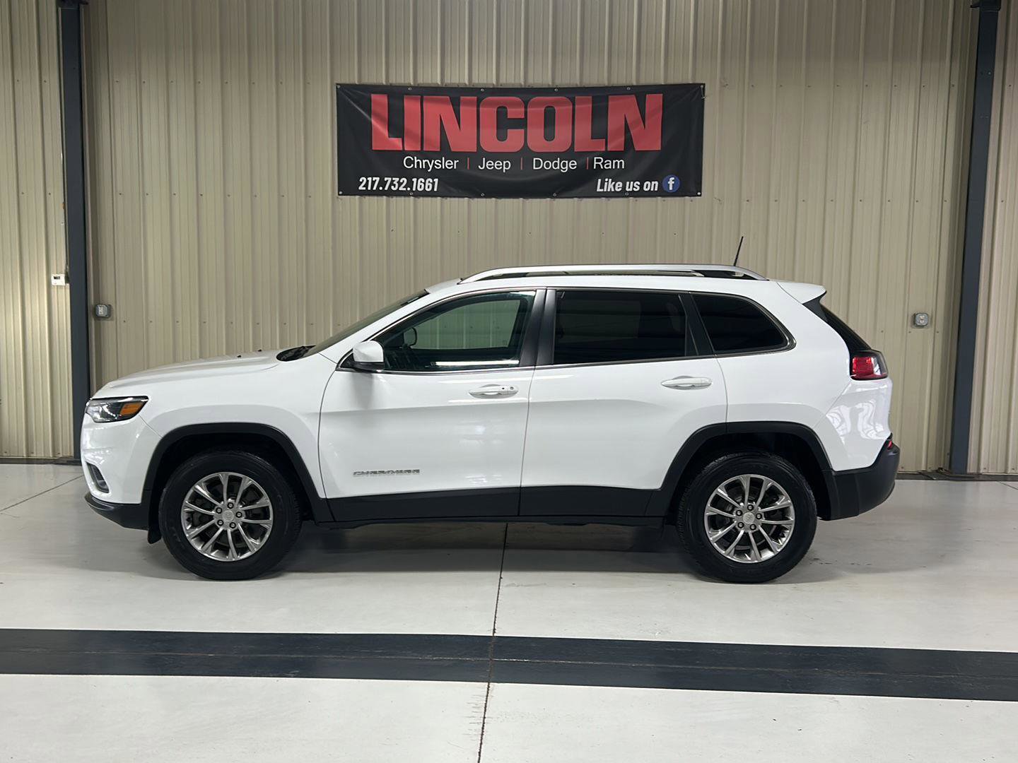 Used 2019 Jeep Cherokee Latitude Plus w/ Comfort/Convenience Group image 2