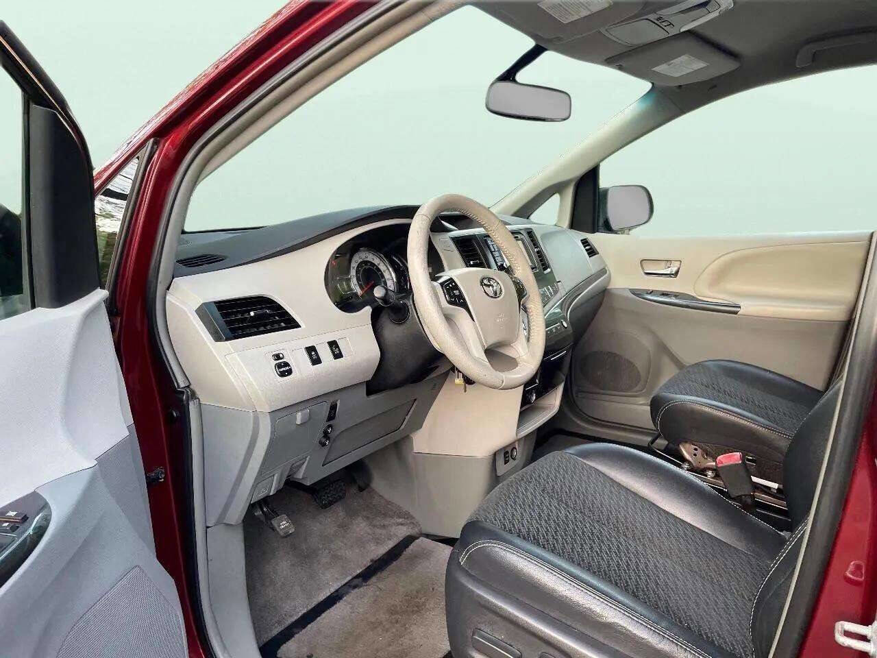 Used 2014 Toyota Sienna SE image 22