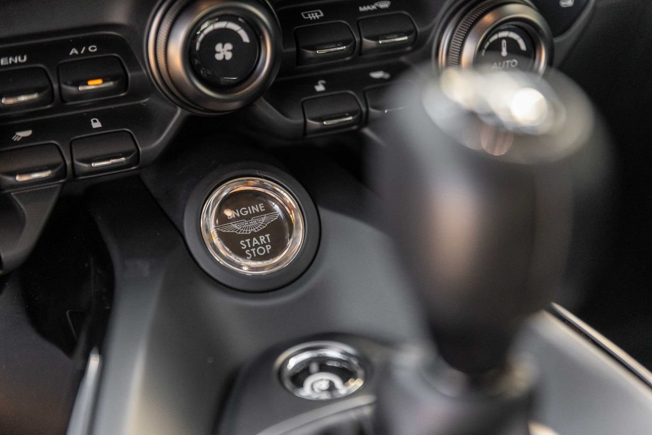 Used 2021 Aston Martin V8 Vantage Coupe RWD image 28