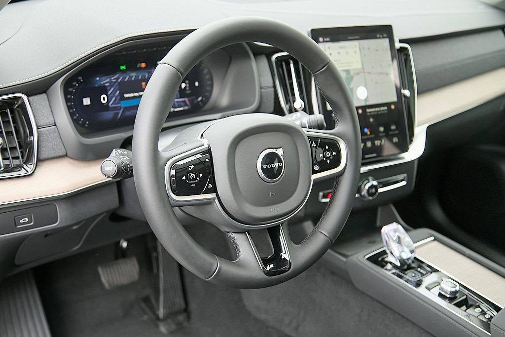 New 2026 Volvo XC90 B6 Plus w/ Protection Package Premier AWD/4WD image 13