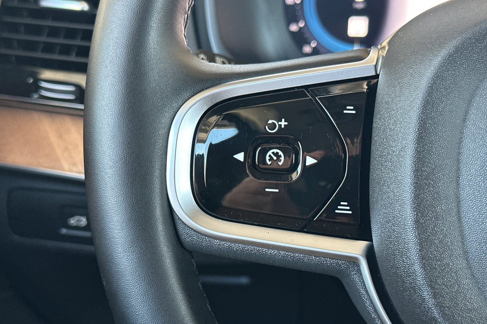 Certified 2025 Volvo XC90 B6 Plus image 29