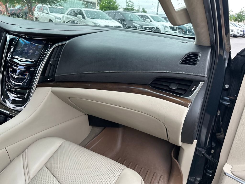 Used 2020 Cadillac Escalade ESV Luxury RWD image 40