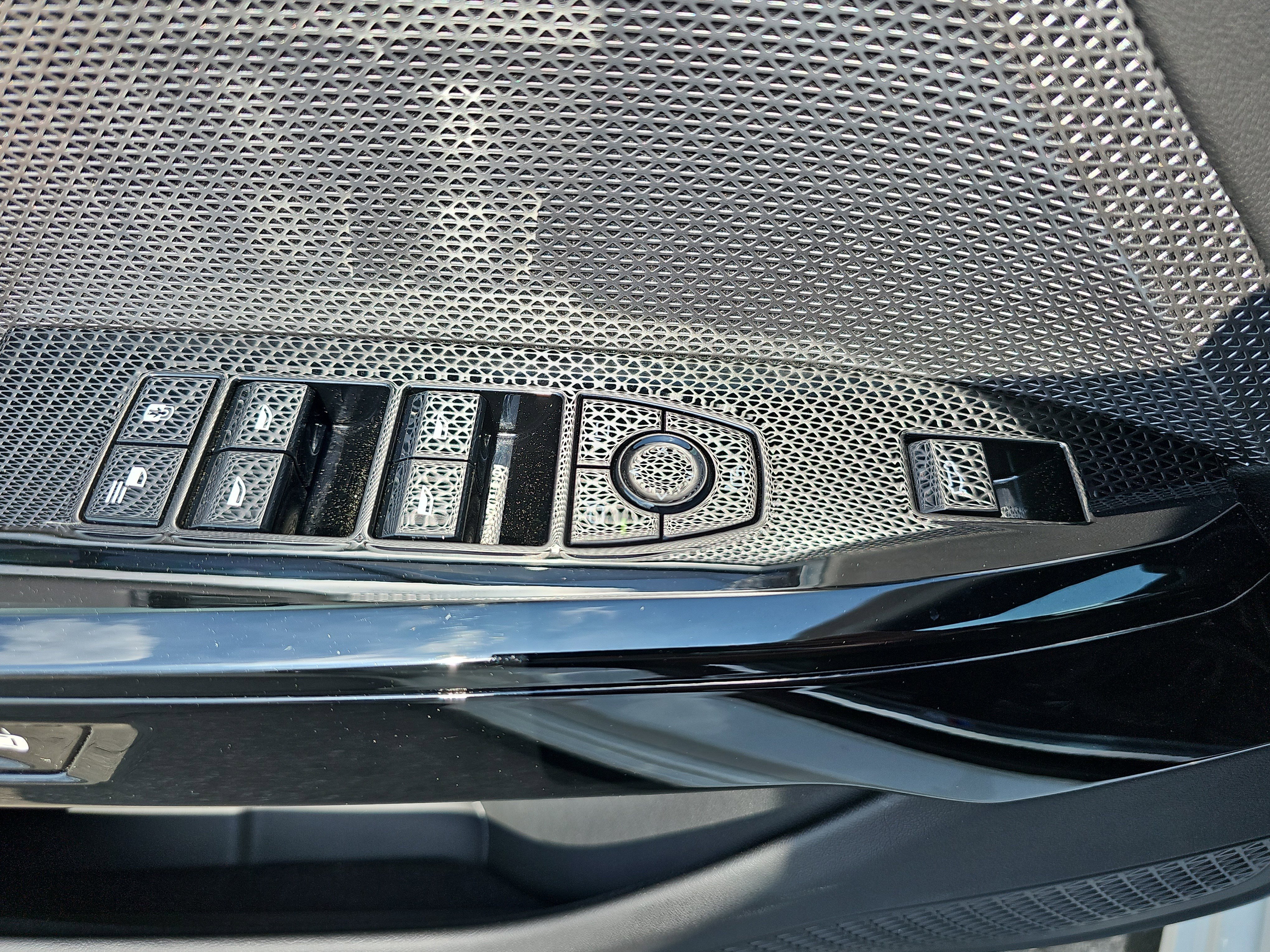 Certified 2025 BMW 750e xDrive image 30