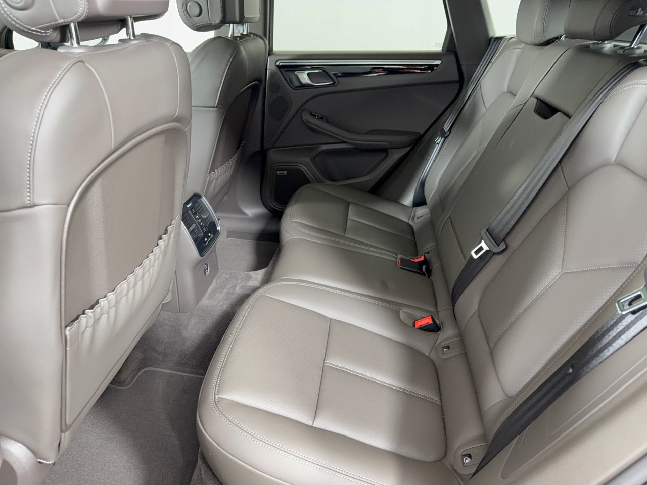 Certified 2025 Porsche Macan w/ Premium Package Plus AWD/4WD image 28