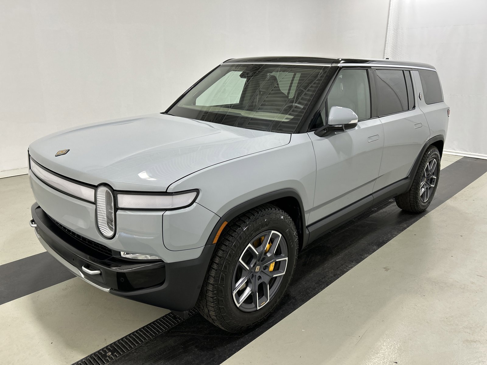 Used 2023 Rivian R1S Adventure AWD/4WD image 1