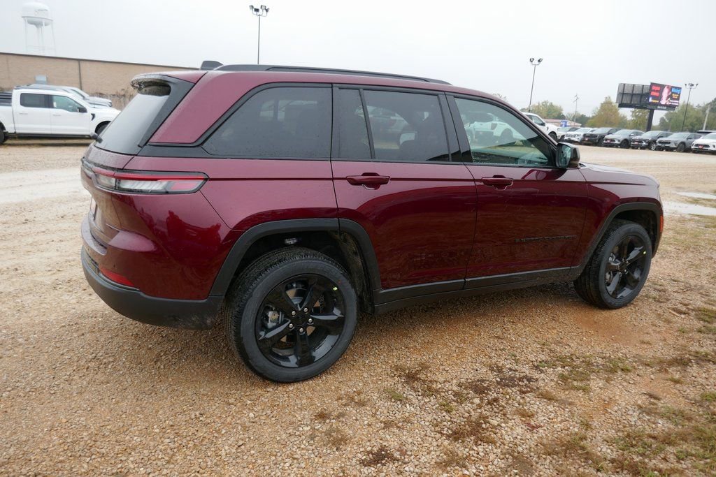 New 2025 Jeep Grand Cherokee Altitude image 4