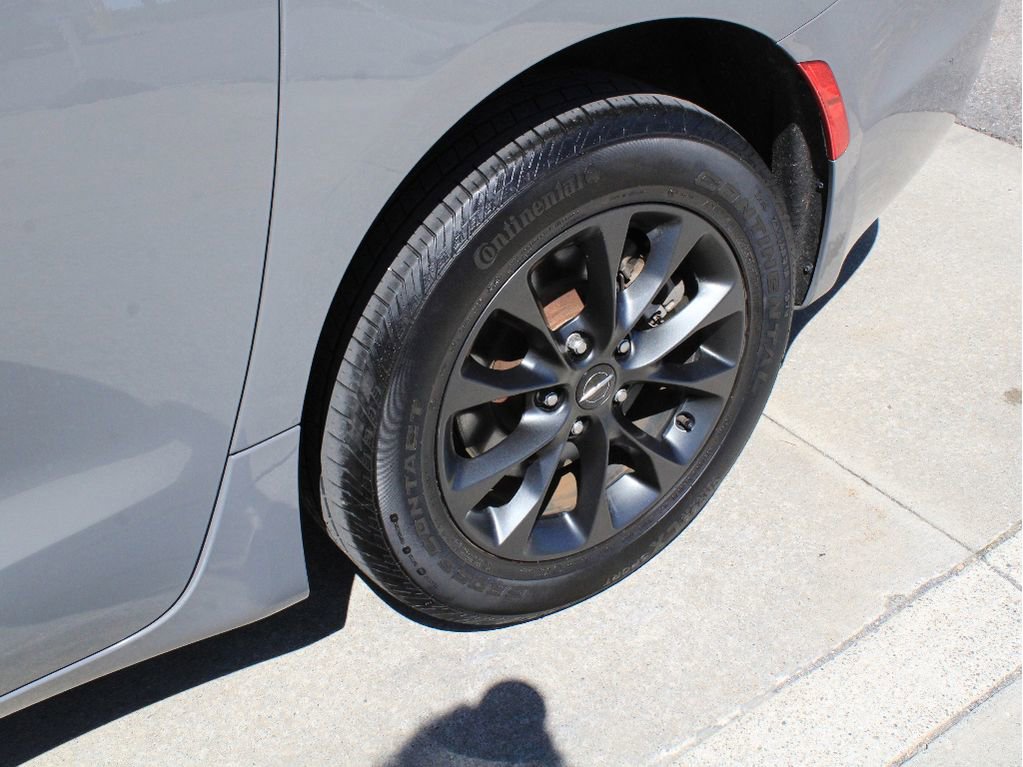 Used 2021 Chrysler Pacifica Touring-L w/ Premium & Safety Sphere Group AWD/4WD image 39