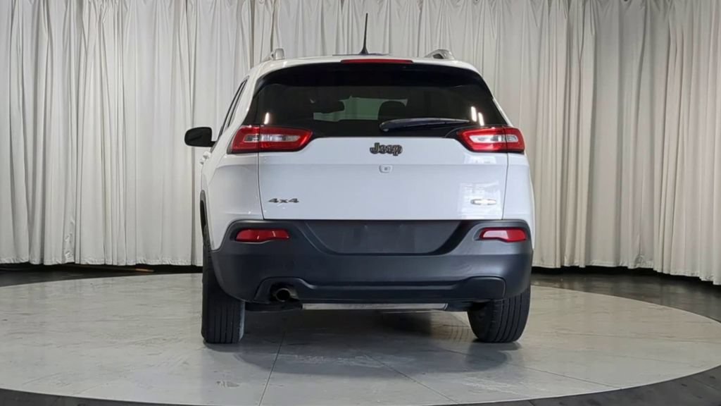 Used 2017 Jeep Cherokee Latitude w/ Comfort/Convenience Group AWD/4WD image 9