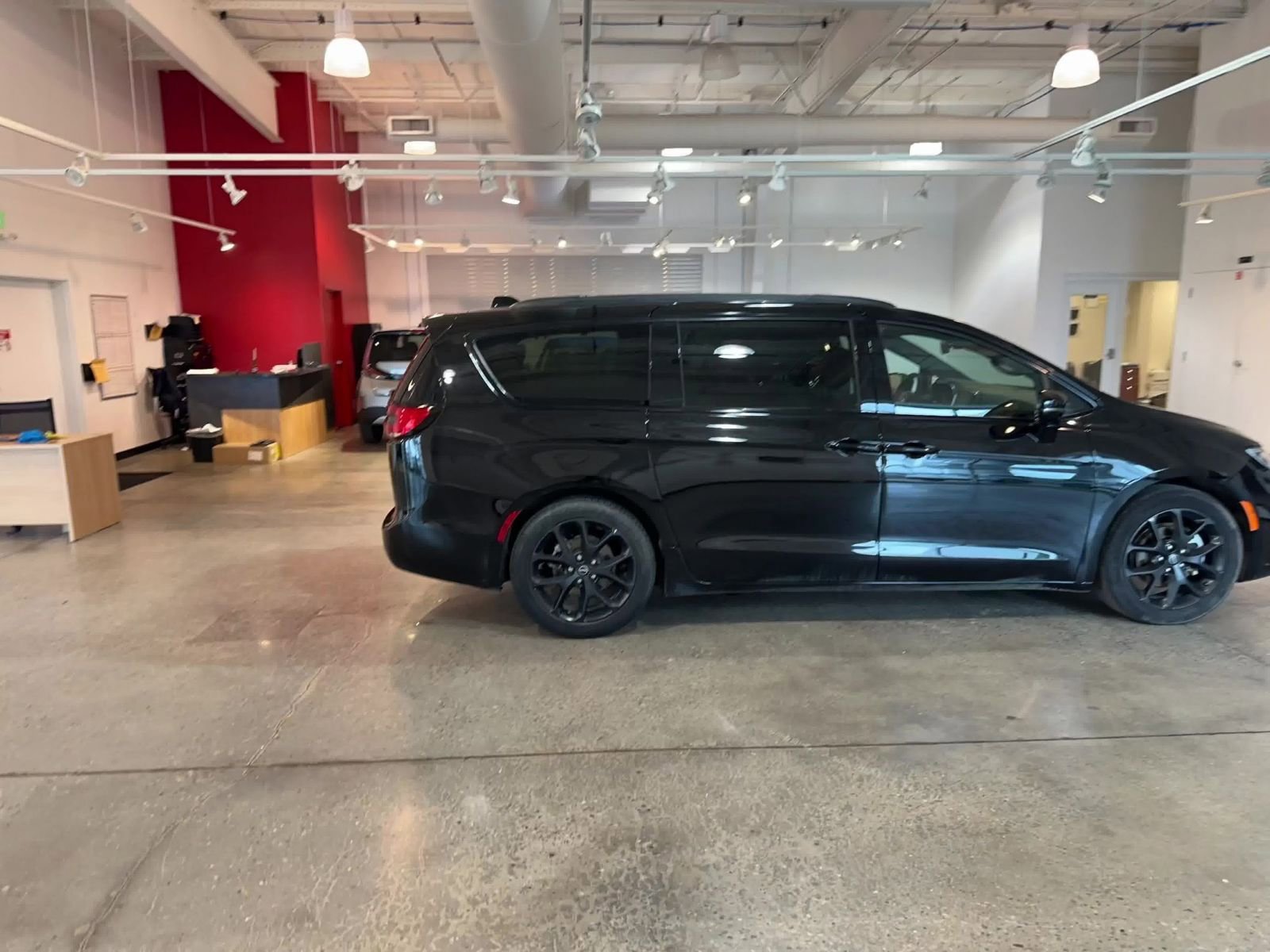 Used 2025 Chrysler Pacifica Limited image 16