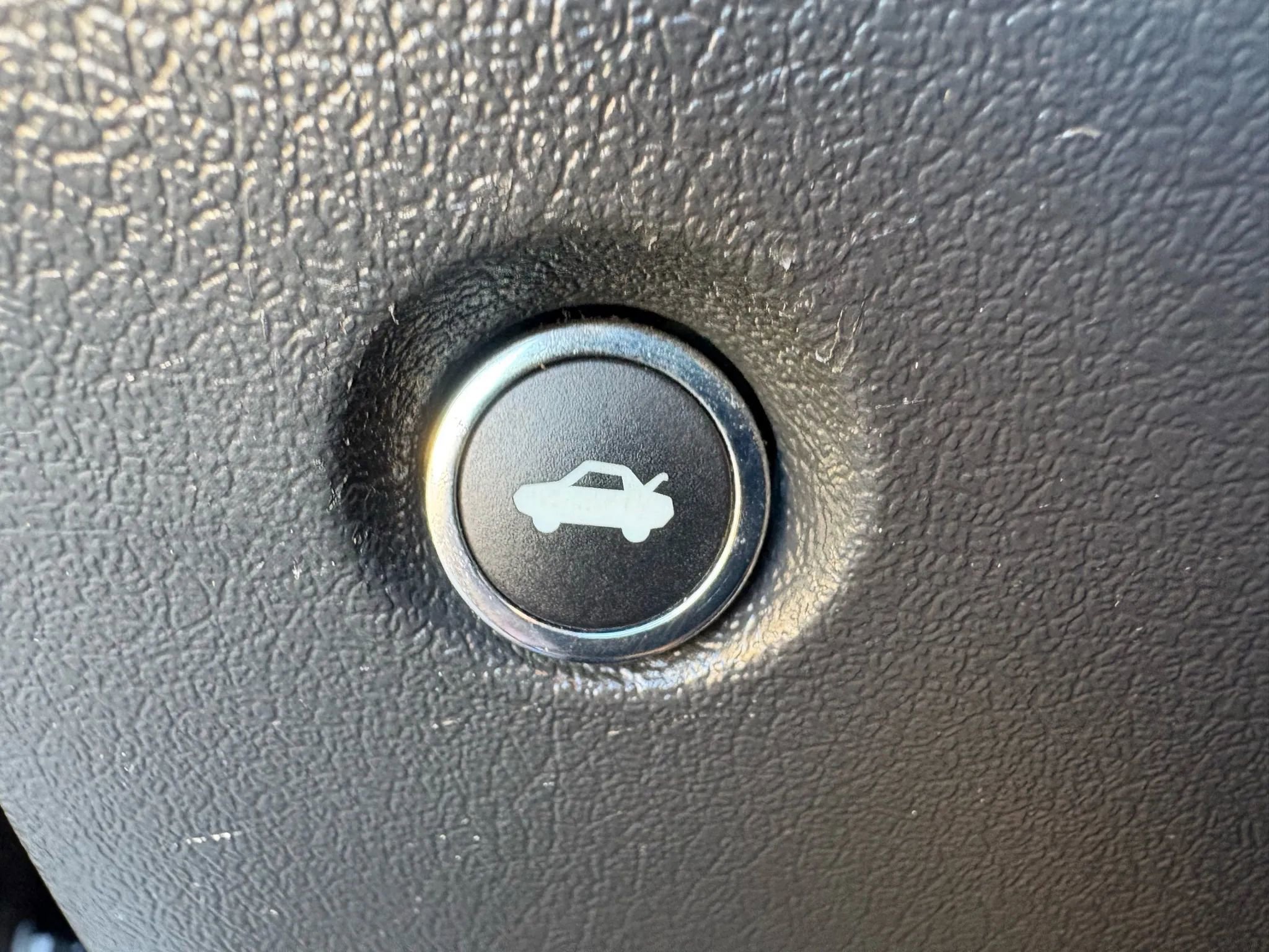 Used 2012 Dodge Challenger SXT image 19