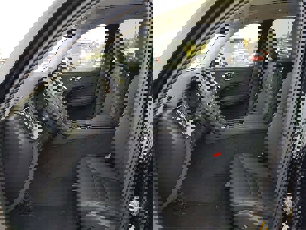 Used 2025 Volvo XC60 T8 Plus w/ Protection Package Premier image 14