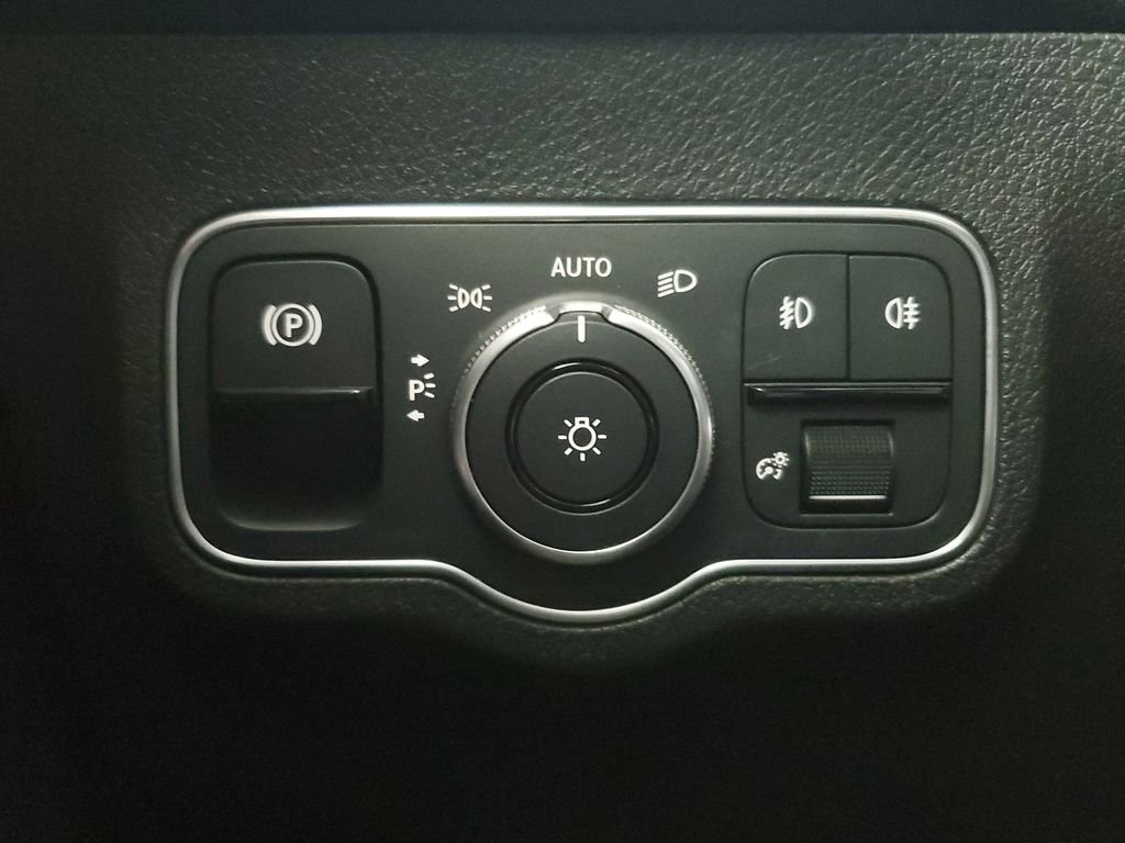 Used 2023 Mercedes-Benz GLB 250 image 34