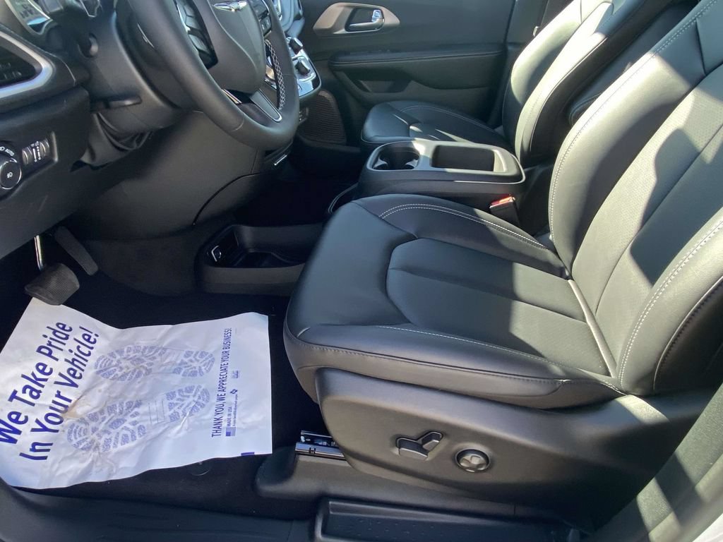 New 2026 Chrysler Pacifica Select w/ S Appearance Package FWD image 43