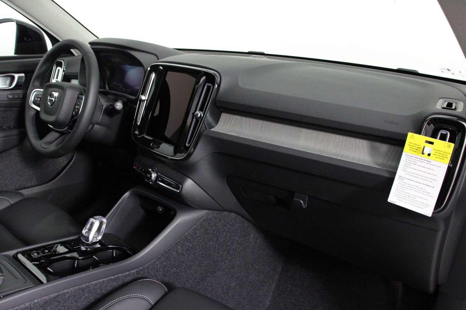 New 2025 Volvo XC40 B5 Plus w/ Protection Package Premier image 9