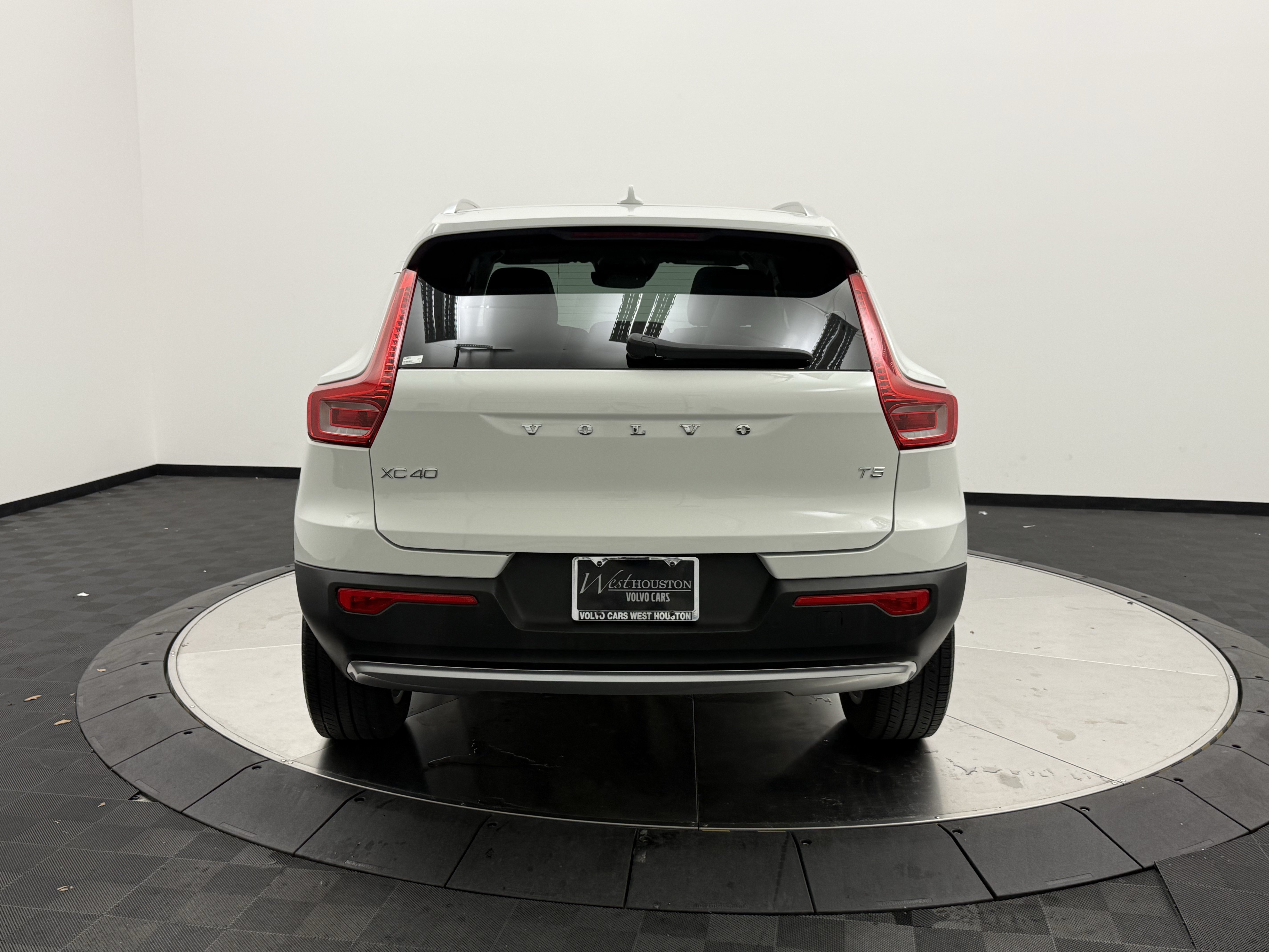 Used 2020 Volvo XC40 T5 Momentum AWD/4WD image 6