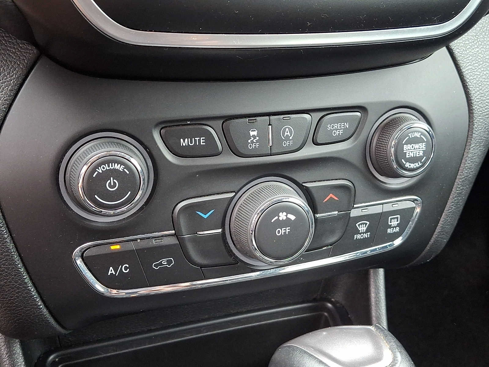 Used 2019 Jeep Cherokee Latitude Plus AWD/4WD image 16