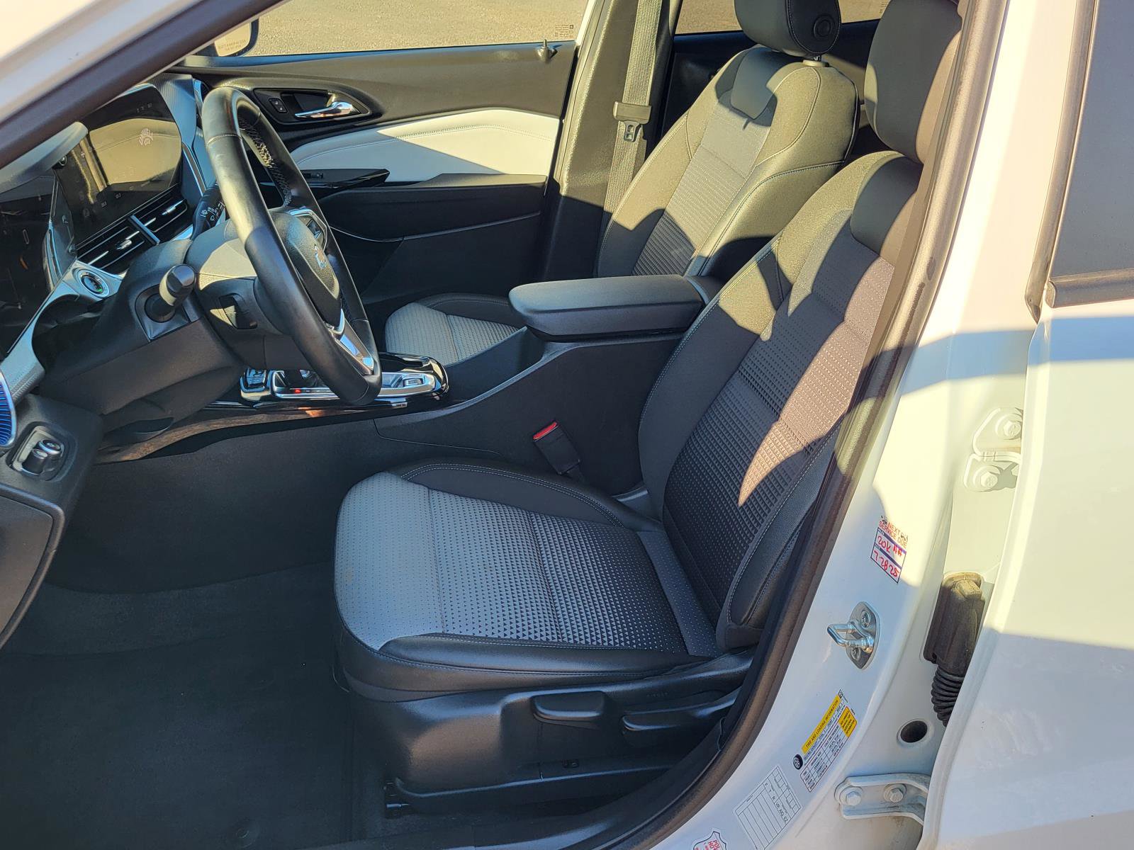 Used 2025 Chevrolet Trax LT w/ LT Convenience Package image 17