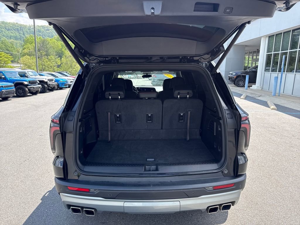 Used 2025 Chevrolet Traverse Z71 w/ LPO, Floor Liner Package AWD/4WD image 6