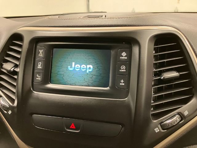 Used 2018 Jeep Cherokee Latitude w/ Altitude Package AWD/4WD image 26