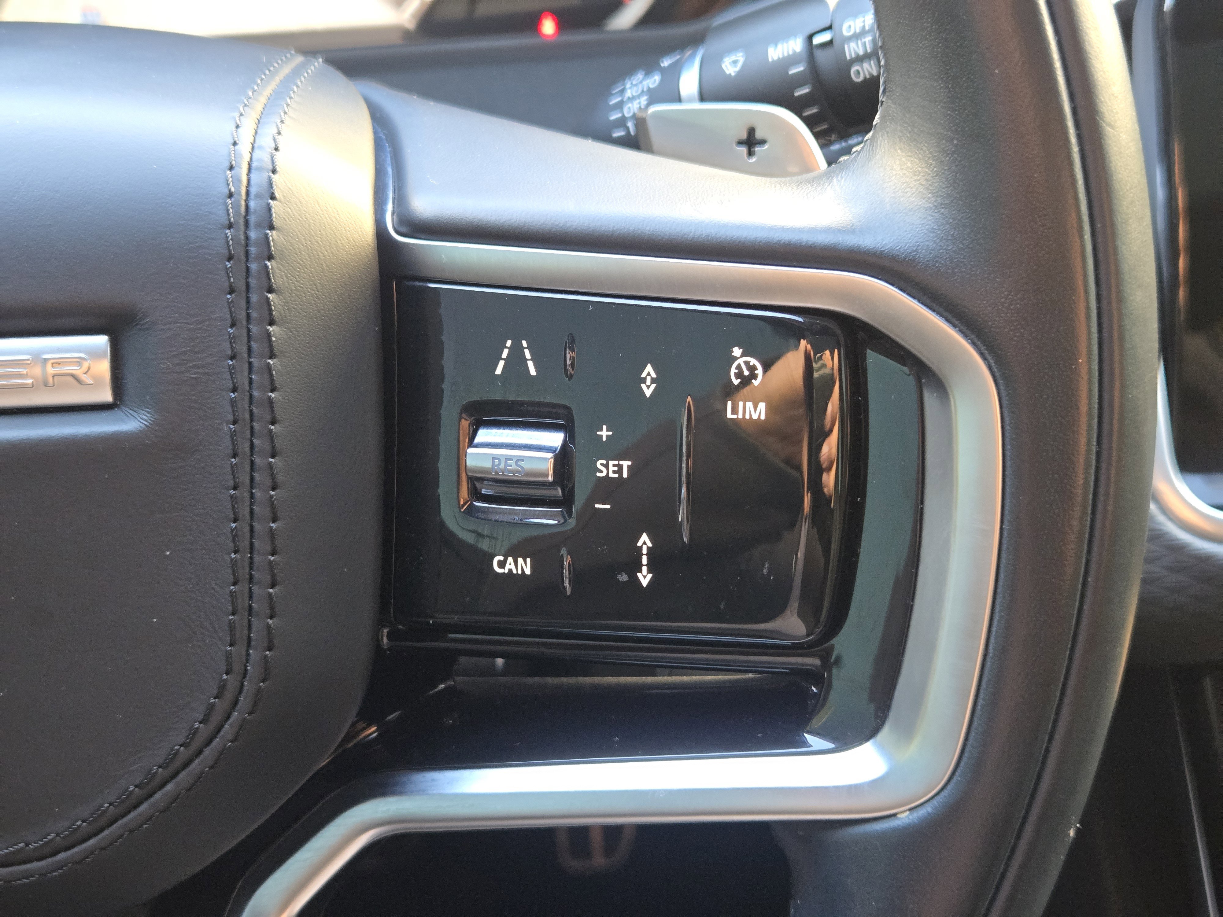 Used 2023 Land Rover Range Rover Velar R-Dynamic S image 32