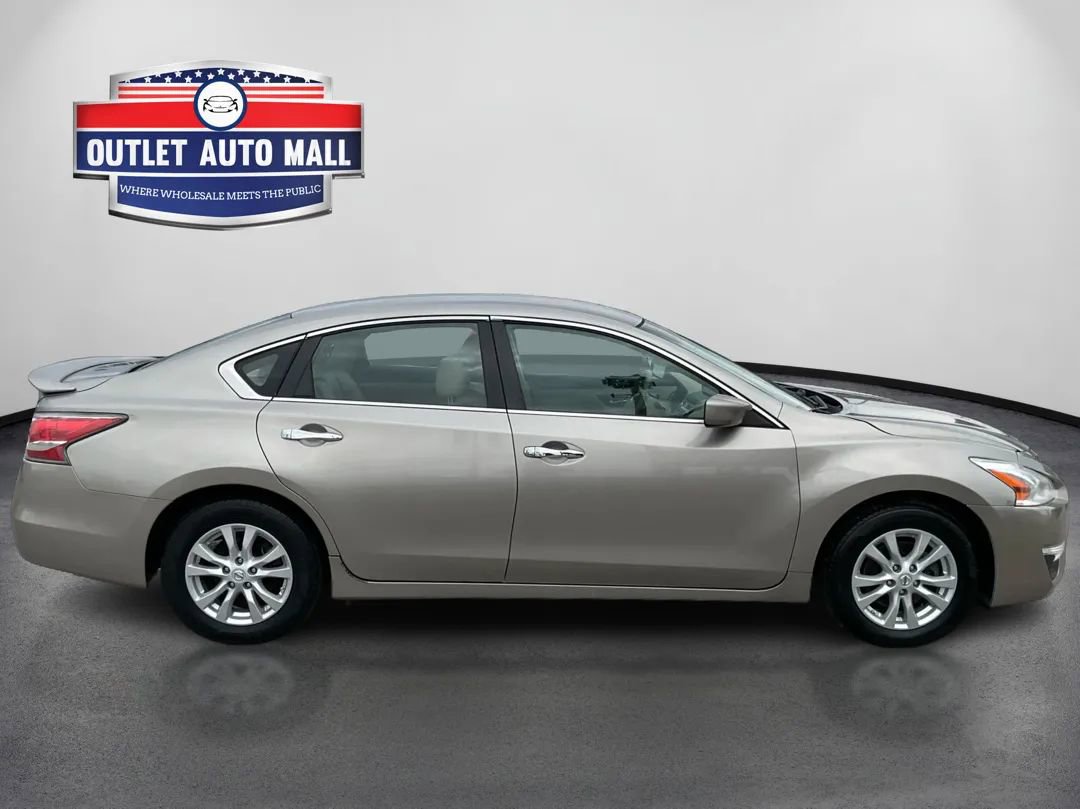Used 2014 Nissan Altima 2.5 S w/ Sport Value Package FWD image 2