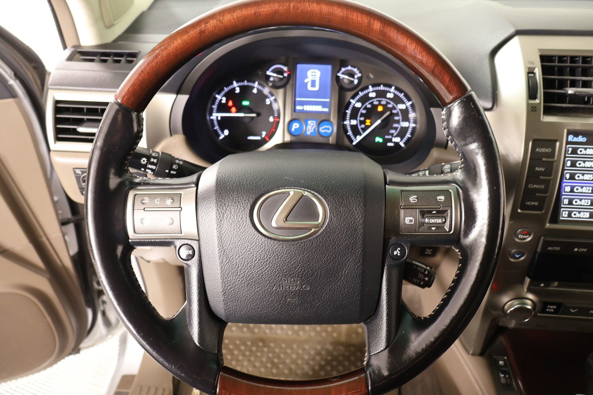 Used 2018 Lexus GX 460 Premium w/ Premium Package image 3