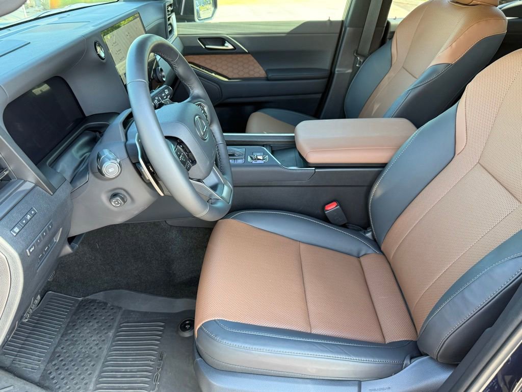 Used 2025 Lexus GX 550 w/ Accessory Package (2T) AWD/4WD image 11