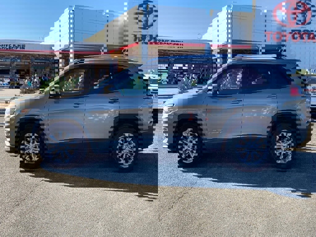 Used 2021 Jeep Cherokee Latitude image 8