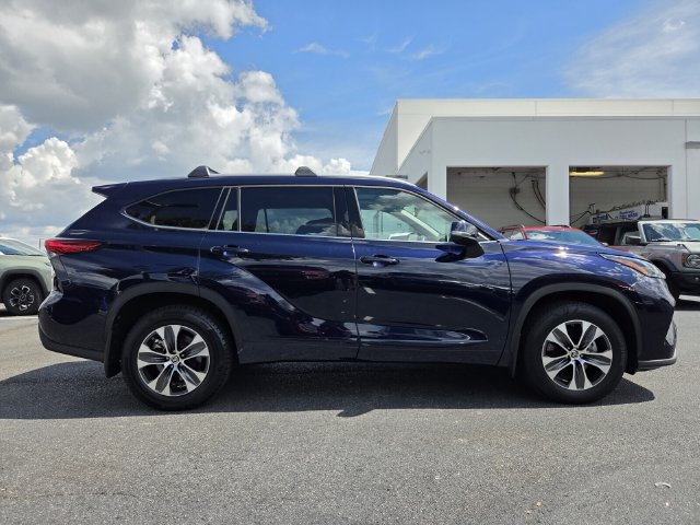 Used 2022 Toyota Highlander XLE AWD/4WD image 7