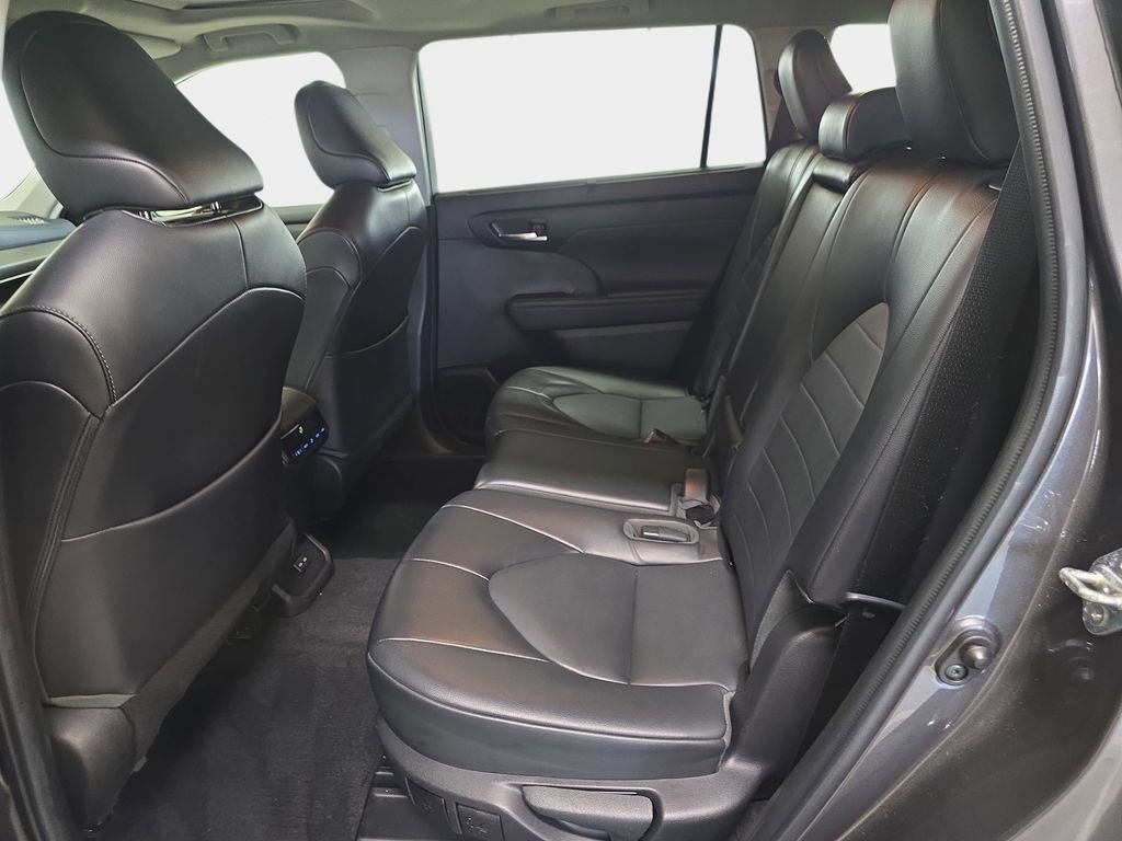 Used 2022 Toyota Highlander XLE image 12