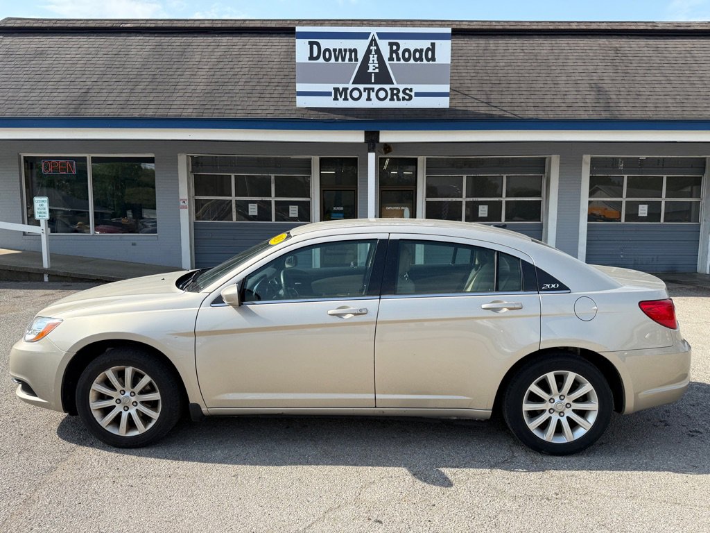 Used 2013 Chrysler 200 Touring image 2