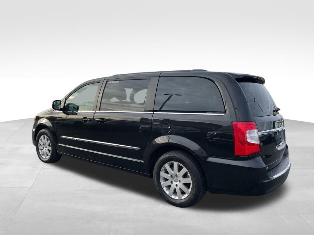 Used 2014 Chrysler Town & Country Touring image 3